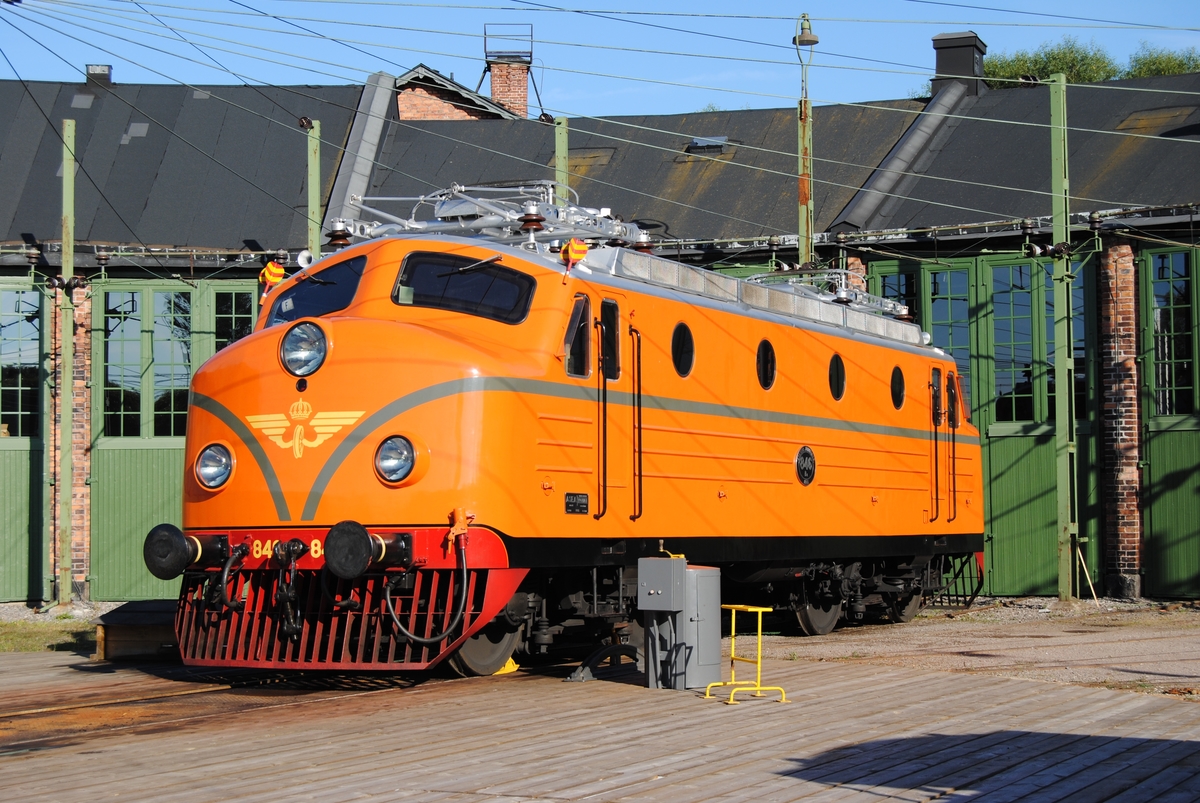 Ellok Ra 846, så kallat rapidlok eller expresstågslok. Kallas "Rapid 1". Återställd till orange färgsättning efter att den förvärvats till museet.