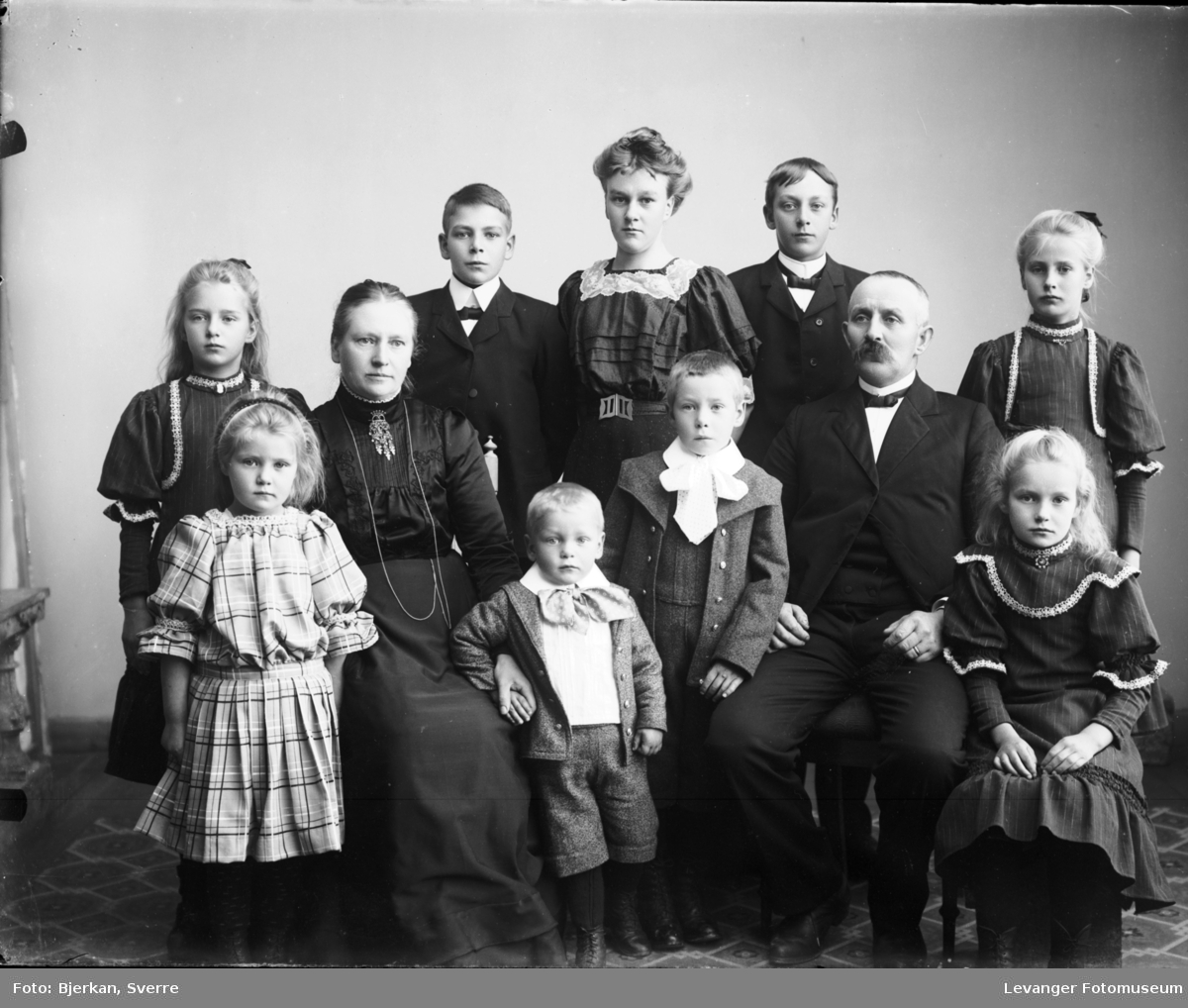 Gruppebilde av familien Ludvig Julius og Marta Kristine Floan.