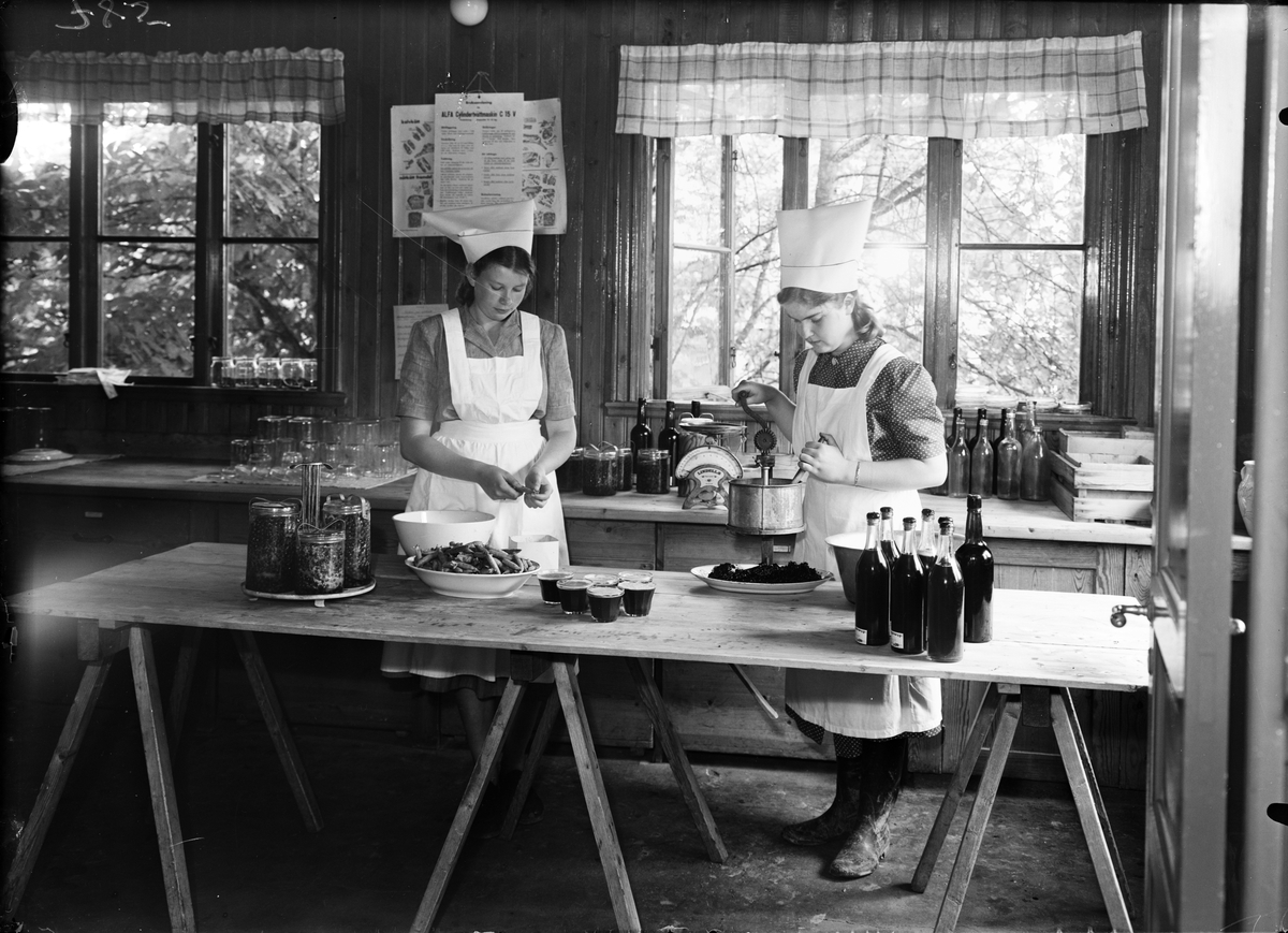 Två unga kvinnor i köket på Kumlans Lanthushållsskola, Uppland 1949