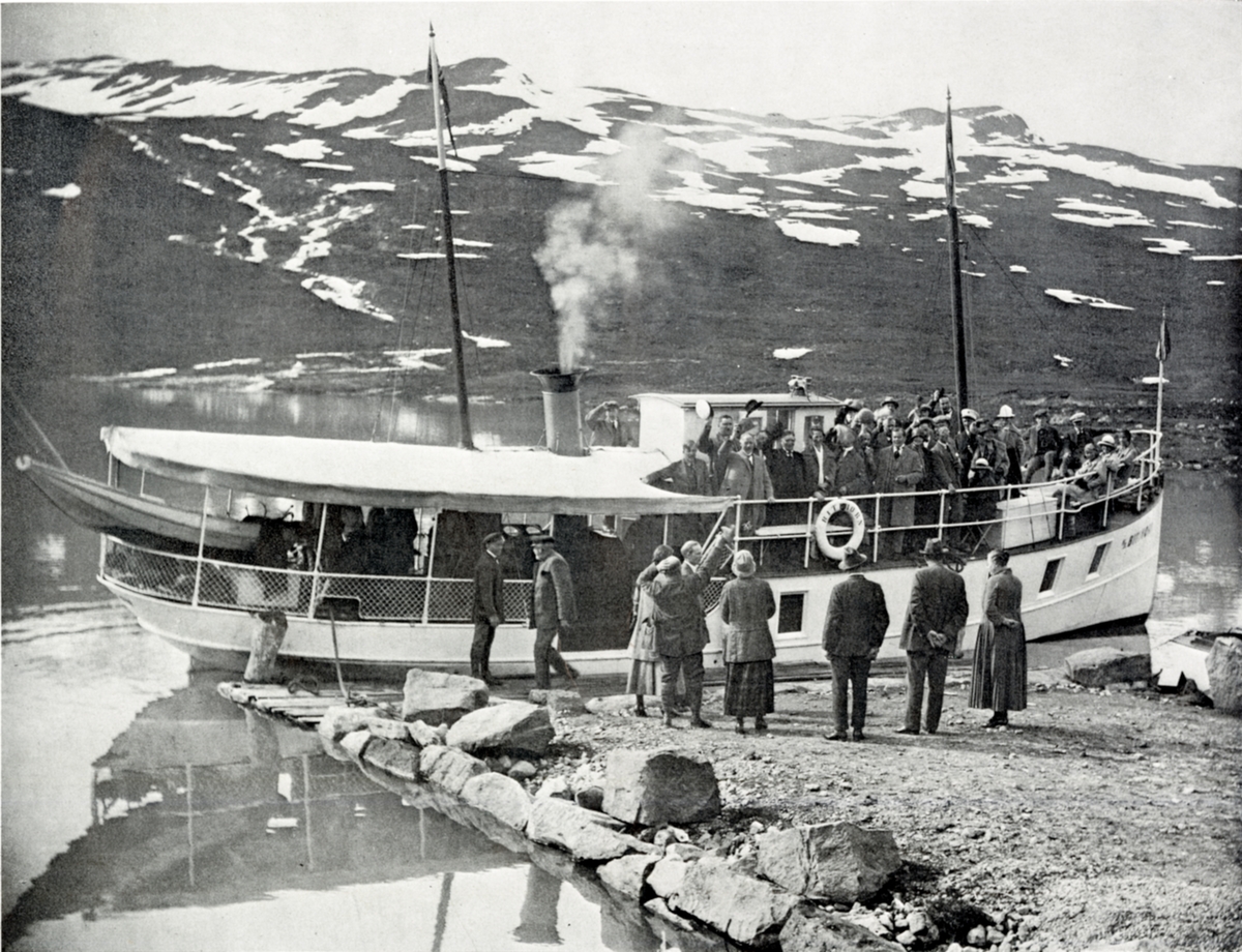 Motorbåten " BITIHORN" ved brygga ved Eidsbugarden i 1924.