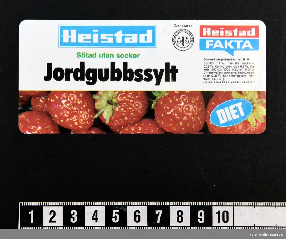 Svenske etiketter for jordbærsyltetøy, søtet uten sukker. 
Fotografisk fremstilling av jordbær under varenavn og -beskrivelsen.