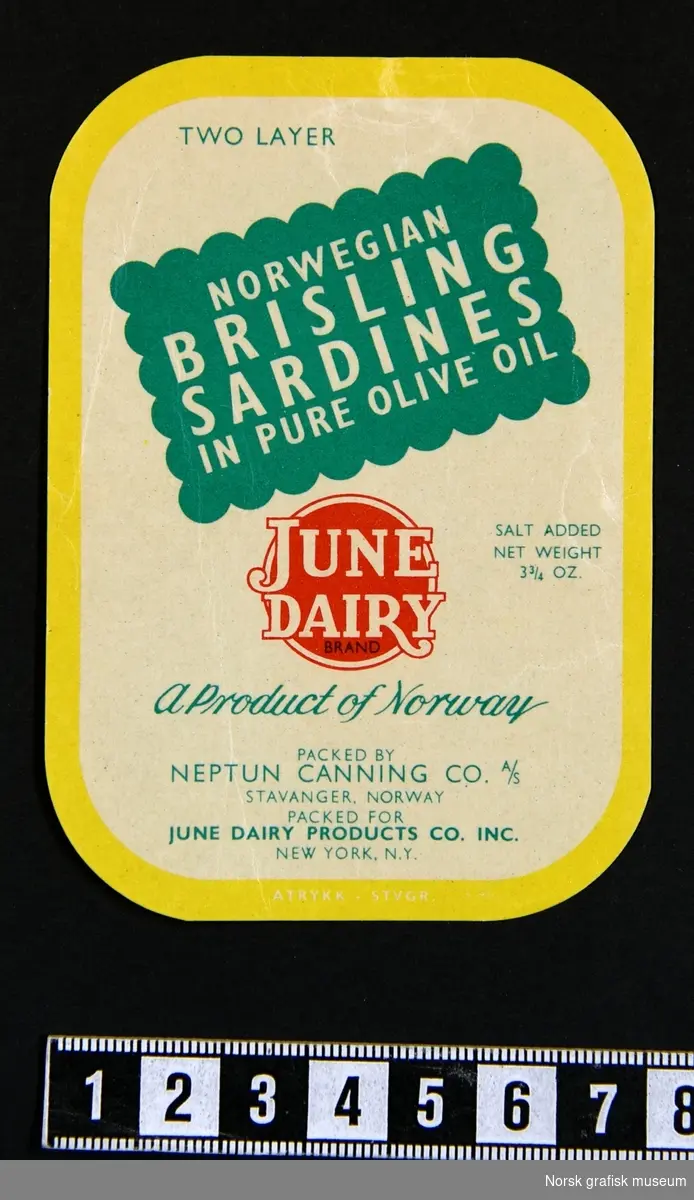 Lys etikett med gul ramme. Detaljer i rødt og grønt.. 

"Norwegian brisling sardines in pure olive oil"