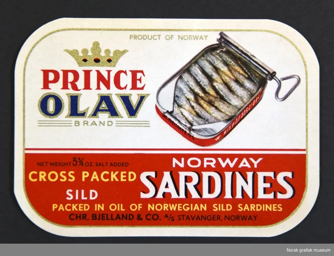En bunke etiketter med hvit bakgrunn og røde detaljer. Ved siden av varemerket er en illustrasjon av en åpnet hermetikkboks. 

"Norway sild sardines packed in oil of Norwegian sild sardines."