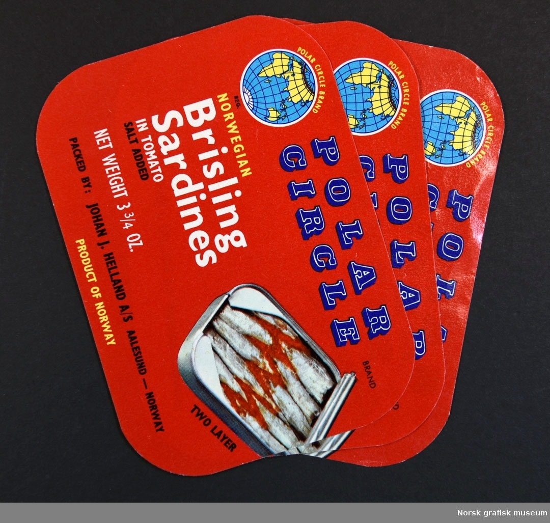 Røde etiketter med bilde av en åpnet hermetikkboks.

"Norwegian brisling sardines in tomato"