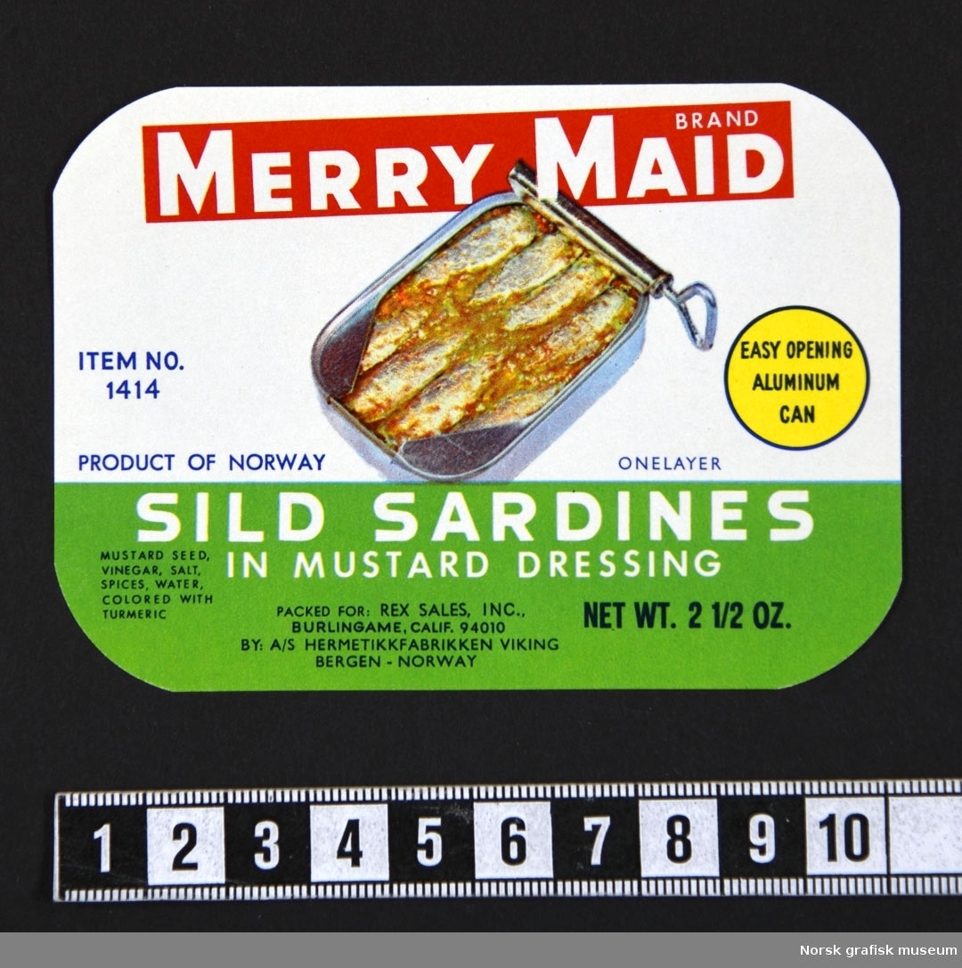 Etikett i hvitt og grønt, med bilde av en åpnet hermetikkboks midt på. 
"Sild sardines in mustard dressing"