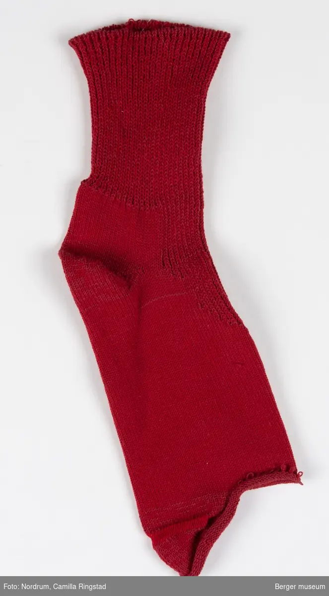 Uferdige sokker fra strikkemaskinen. De er ikke sydd og ketlet ferdige. De skulle bli gymsokker, eller plastsokker med et gummibelegg under.
