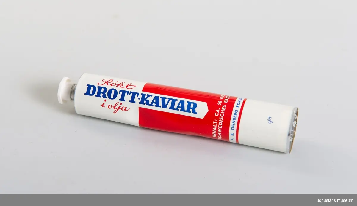 Oanvänd vit/röd med text "RÖKT DROTT-KAVIAR I OLJA" på svenska och tyska, samt "A.B. Öhnberg konservfabrik, Lysekil, Schweden".