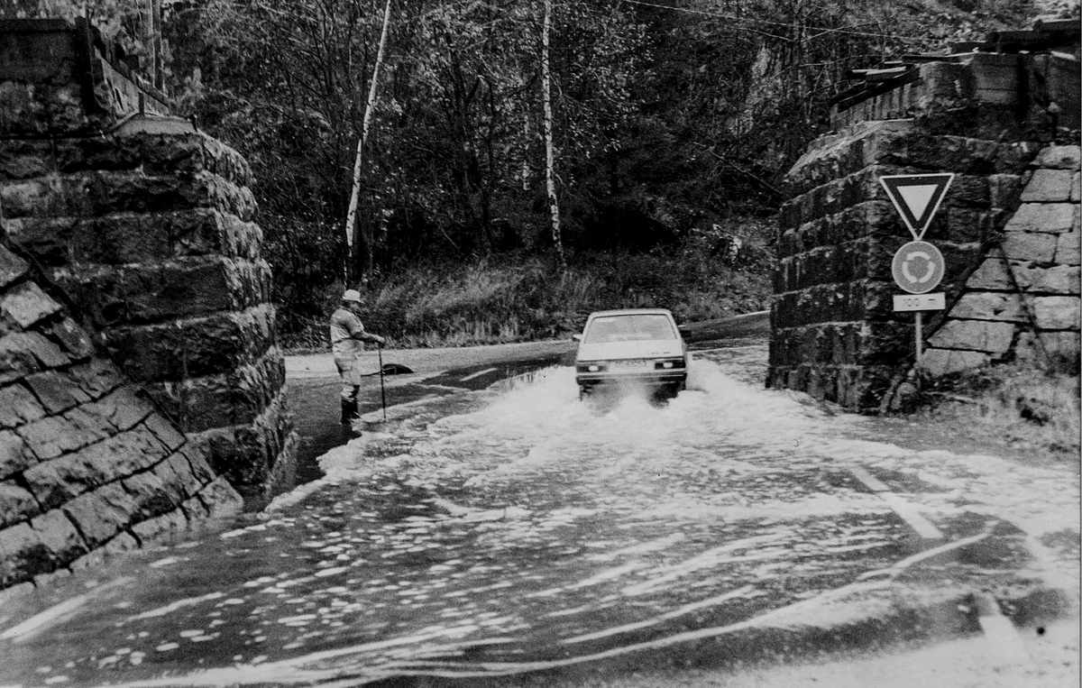 Jernundergangen i Sannidal var ofte en utfordring. Jernbanen er stengt. I årskiftet 1987 -88kom det kraftig regnvær som samlet seg i store vannmengde mellom brukarene.