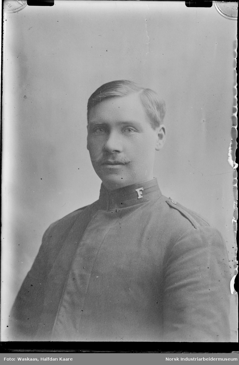 Portrett. Mann i Frelsesarmeens uniform.
