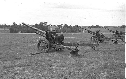 Kanon m/1934. 10,5 cm på A 6 övningsfält.