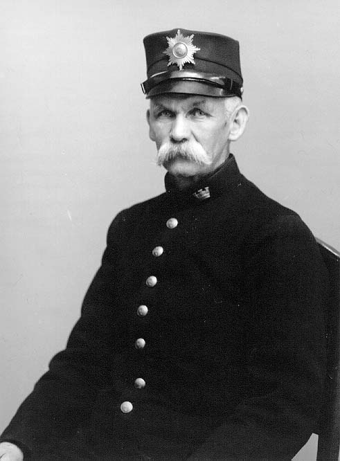 Porträtt av stadsvaktmästare A R Söderberg i uniform.