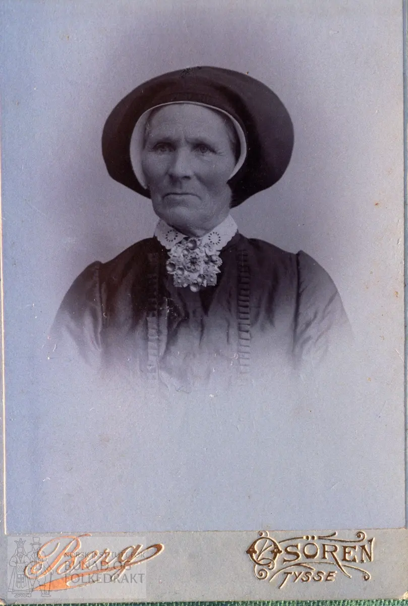 Foto av Anna Magdele Øygard Skogseid, f. 1835. Sølja ho har i halsen er registrert (ho var første eigar), sjå reg. nr. 112, fotonr. 2045/11, Lb. 13258 og Ll. 562/10.