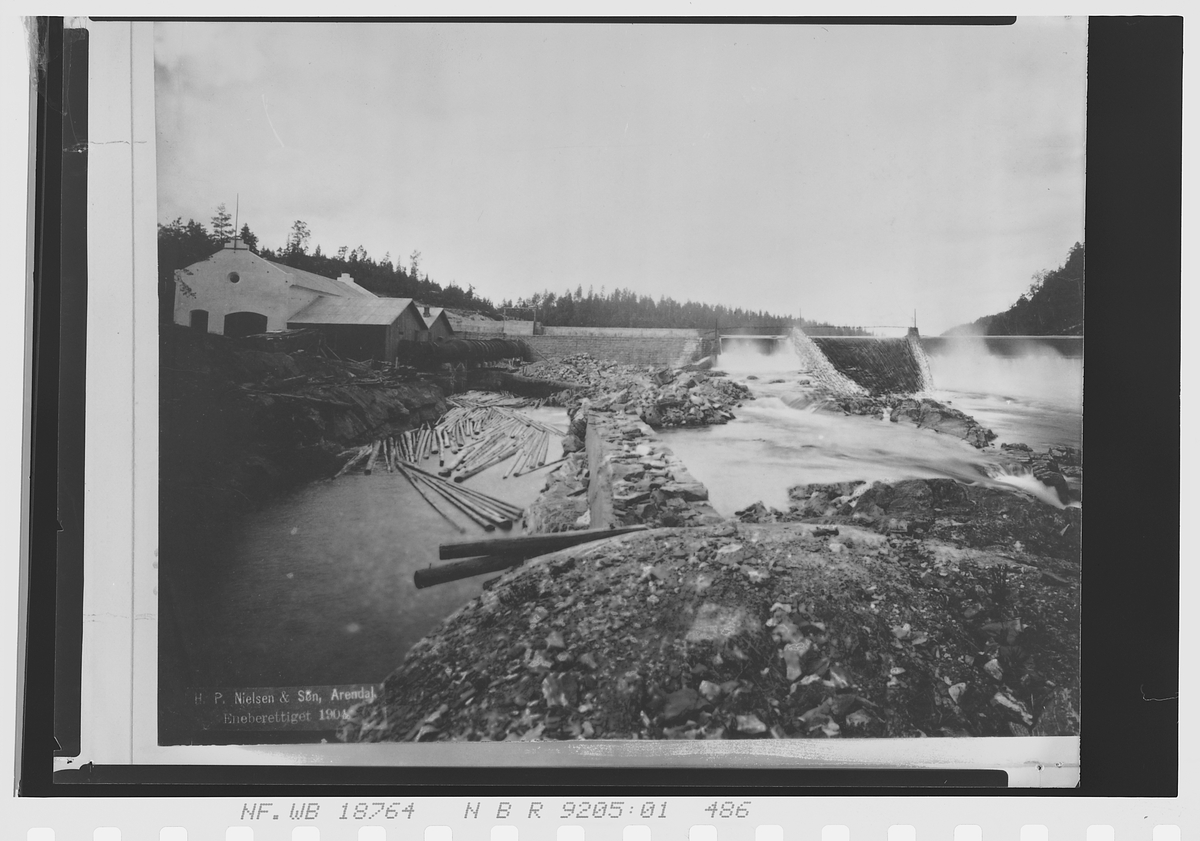 Industriområde med ant. Bøylefossen krafterverk, Arendal fossekompani. Tømmer ligger i en renne. Fotografert 1925.