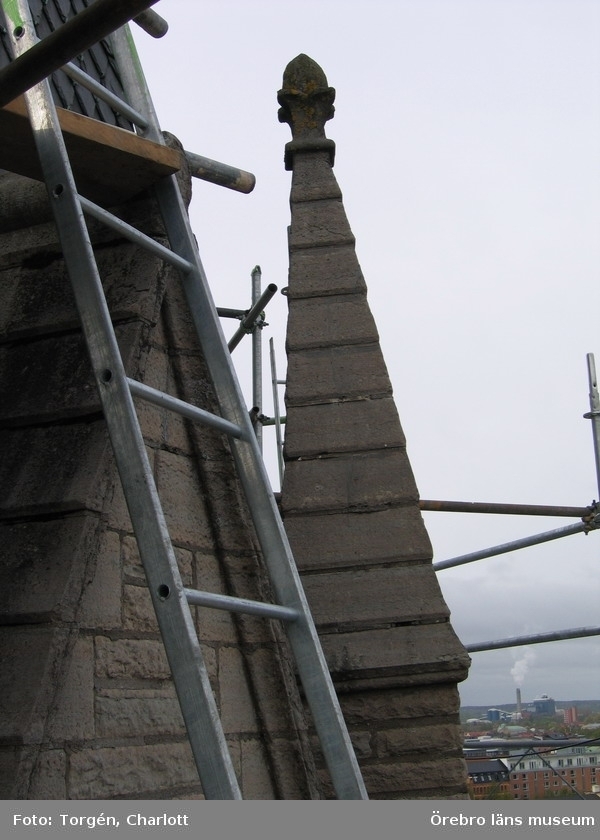 Renoveringsarbeten av tornfasader på Olaus Petri kyrka (Olaus Petri församling).
Fial, östra tornet, före åtgärd.
Dnr: 2008.230.065