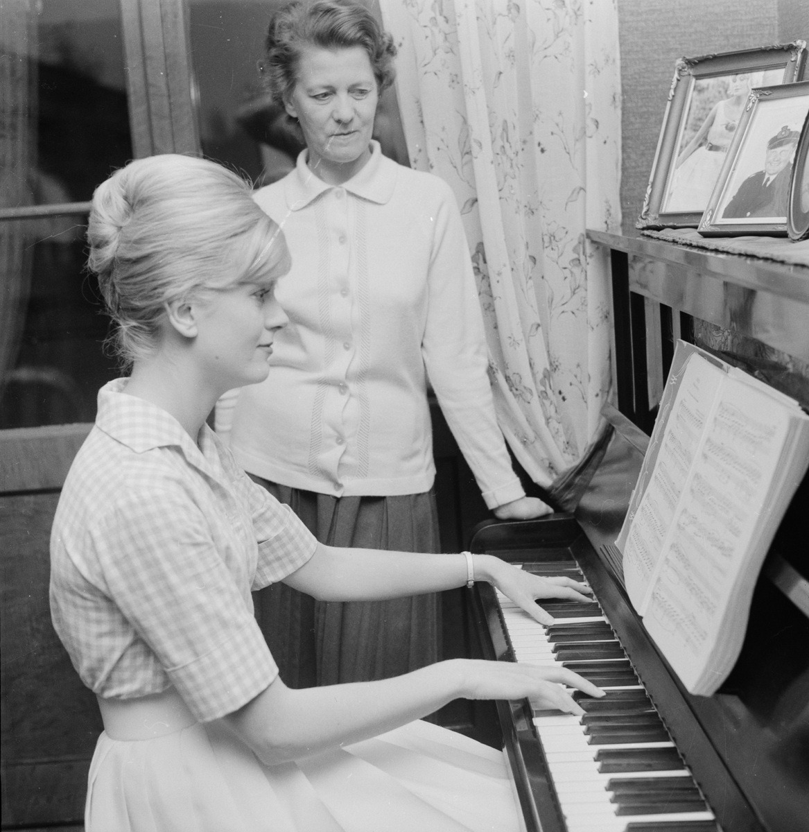 Birgitta Öfling vid piano i hemmet, Uppsala, maj 1960