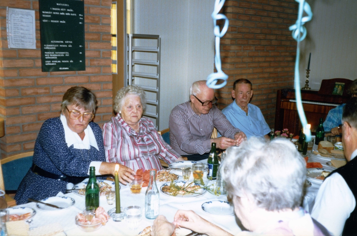 Fikastund i Brattåsgårdens matsal (Streteredsvägen 5) cirka 1990. Längst till vänster sitter Barbro Johansson. Övriga namnuppgifter saknas.