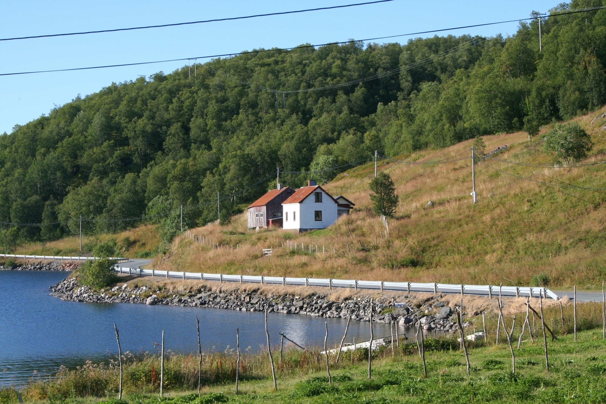 Skogsfjordvatn, Karlsøy