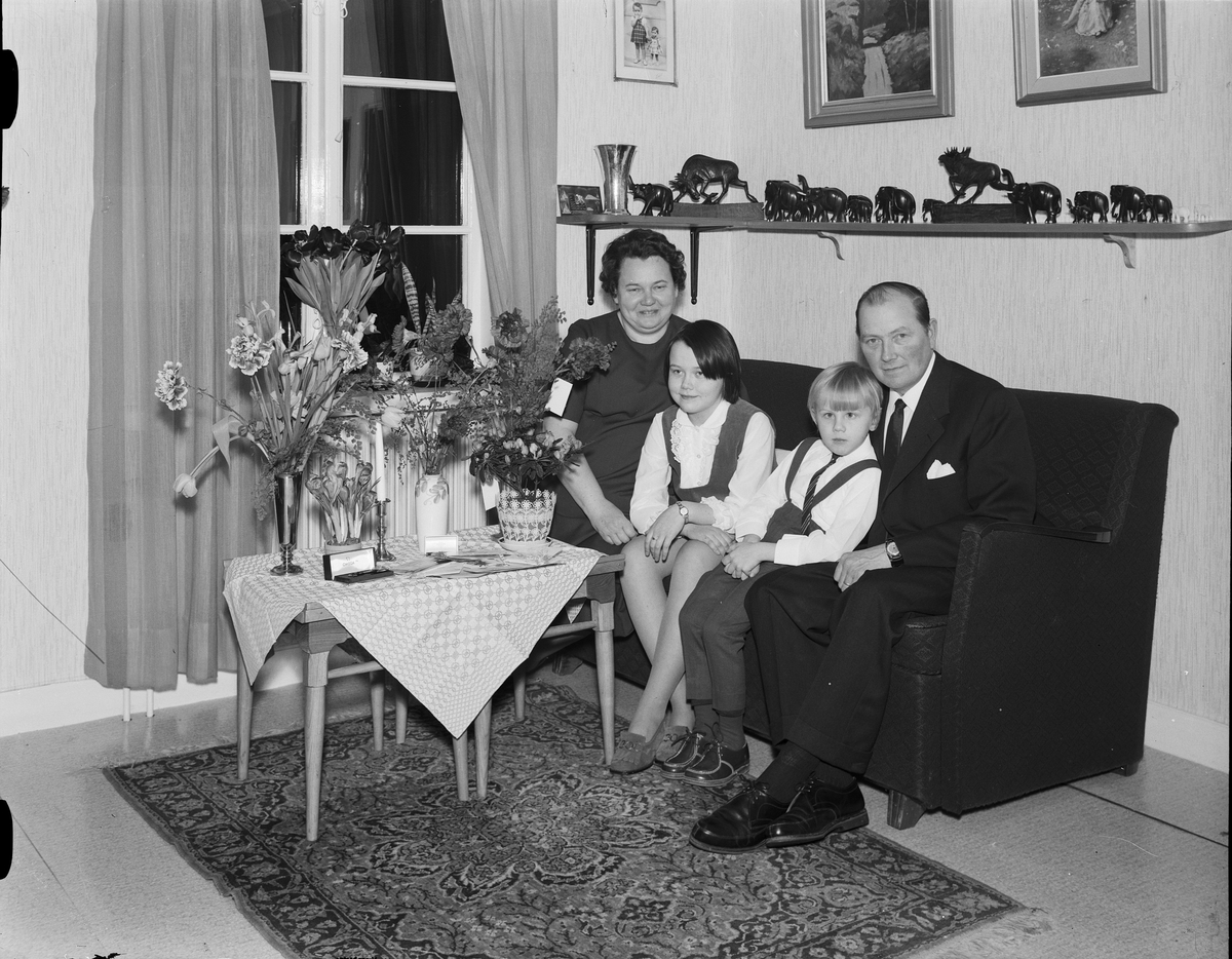 Familjen Mattsson i hemmet omgivna av blommor, Östhammar, Uppland