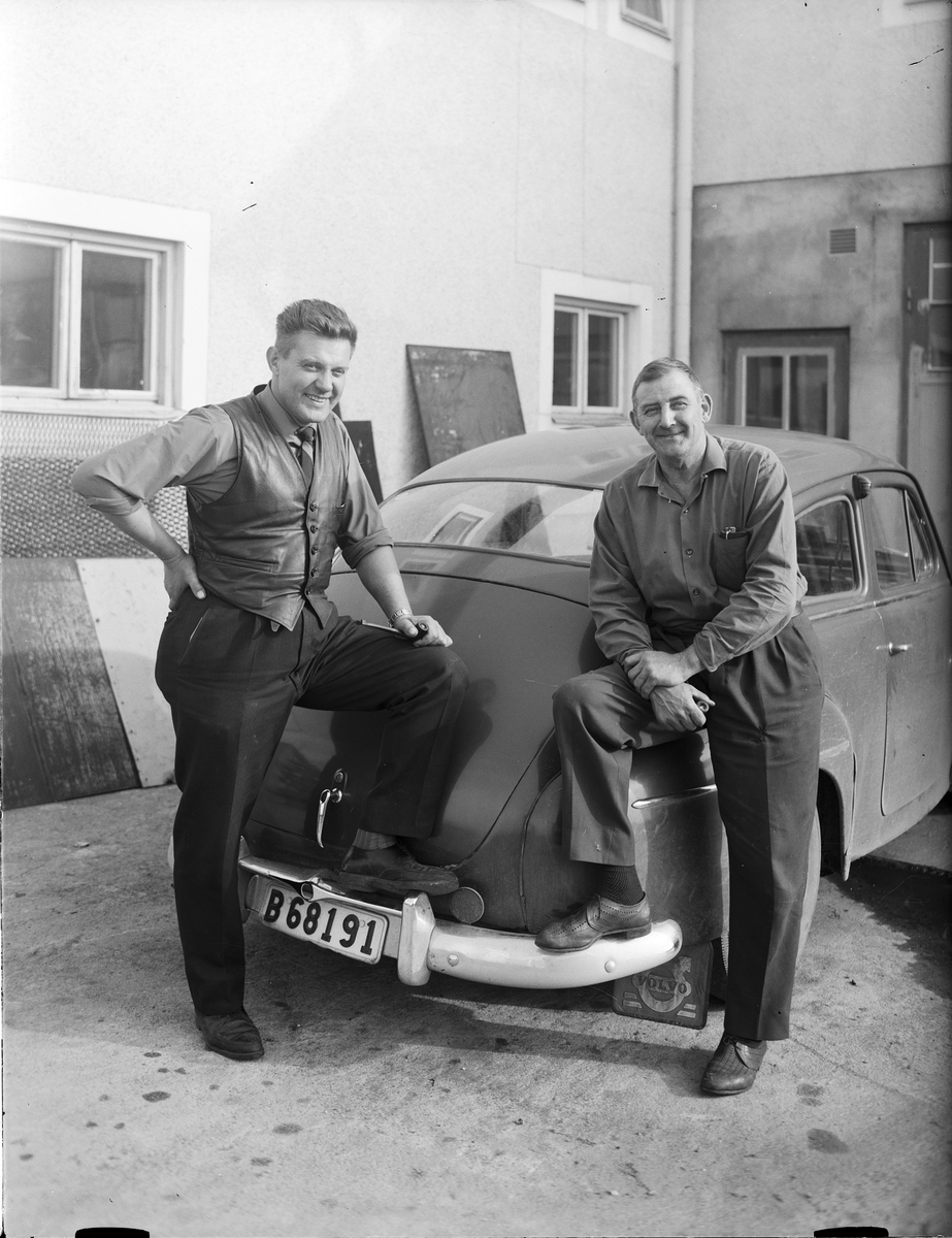 Två män vid en bil, Östhammar, Uppland