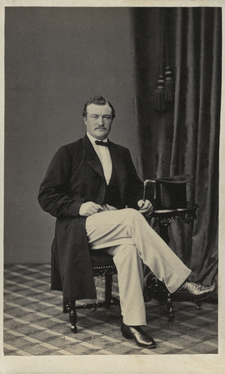 Underlöjtnant Johan Daniel Broms vid Kungliga Södermanlands regemente. År 1864.