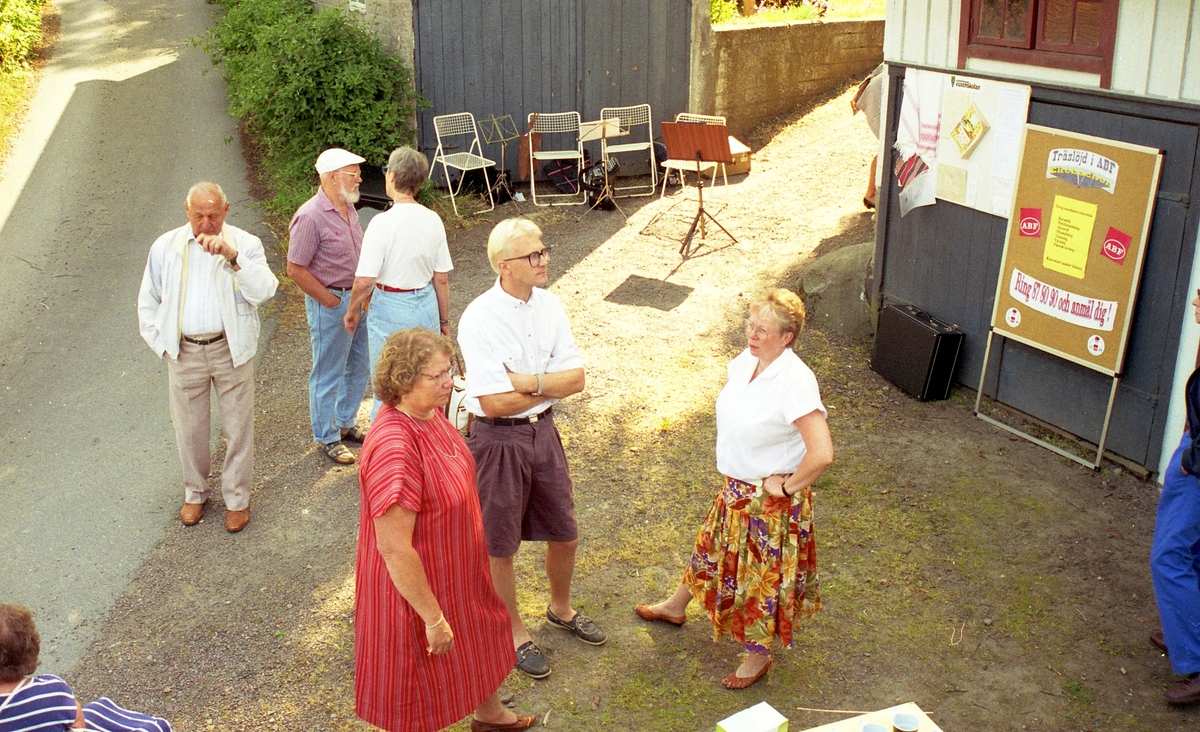 Invigning av Ekebackens Hantverksgård (tidigare John Lindströms möbelsnickeri) på Gamla Riksvägen 81, början av 1990-talet. Från vänster: 1. Knut Sund, 2. Karl Werner, 3. Maj Werner, 4. Ingrid Duwe (ABF, i röd klänning), 5. Anders Oskarsson (gårdens ägare) samt 6. Eivor Strandefjord (SV).