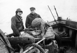 To fiskere i baugen på M/k "Saltind" fra Kvæfjord.