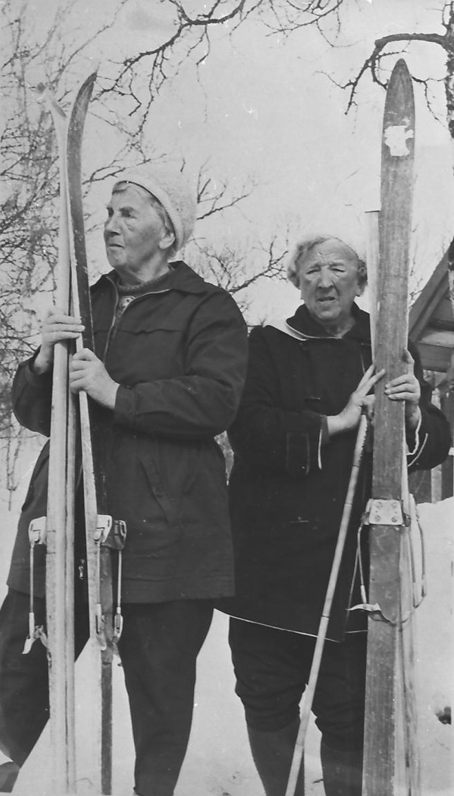 To eldre skiløper-damer med solide treski. 