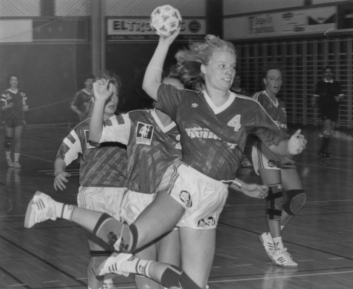 Kvinnehåndball - Marte Kjernholen og Hege Oldertrøen
