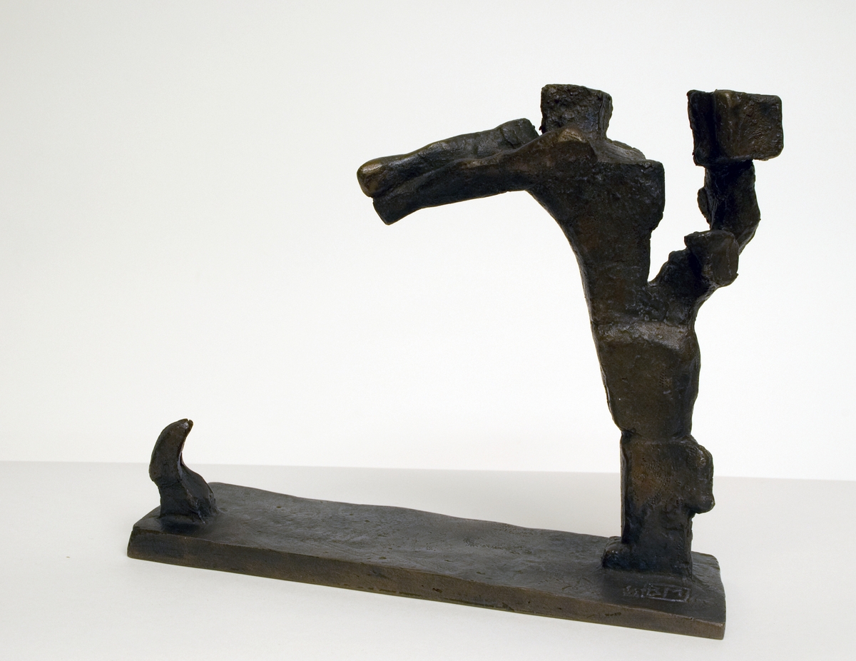 "Gestalt i storm", bronsskulptur av Bror Marklund. Skulpturen är en av 100 exemplar utförd som skiss till konstnärens monumentalskulptur med samma namn, rest i Trelleborg. Den visar en människogestalt med endast antydda individuella drag, lutad framåt såsom en flyende eller en som går mot hård vind. Sk