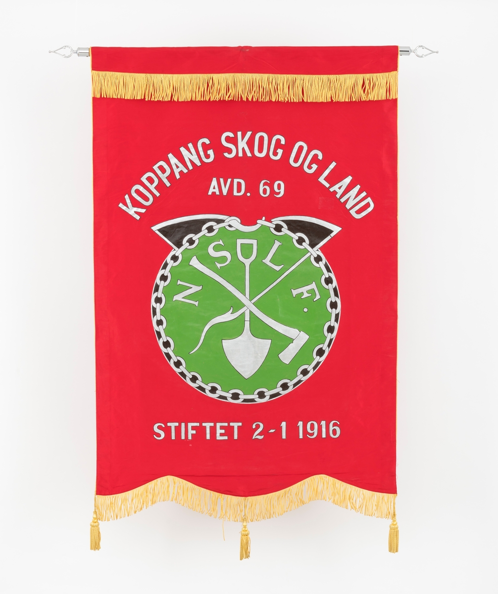 Fagforeningsfane sydd av rød silke med gule silkefrynser og -dusker. NSLF's emblem er i sølv med grønn bakgrunnsfarge.