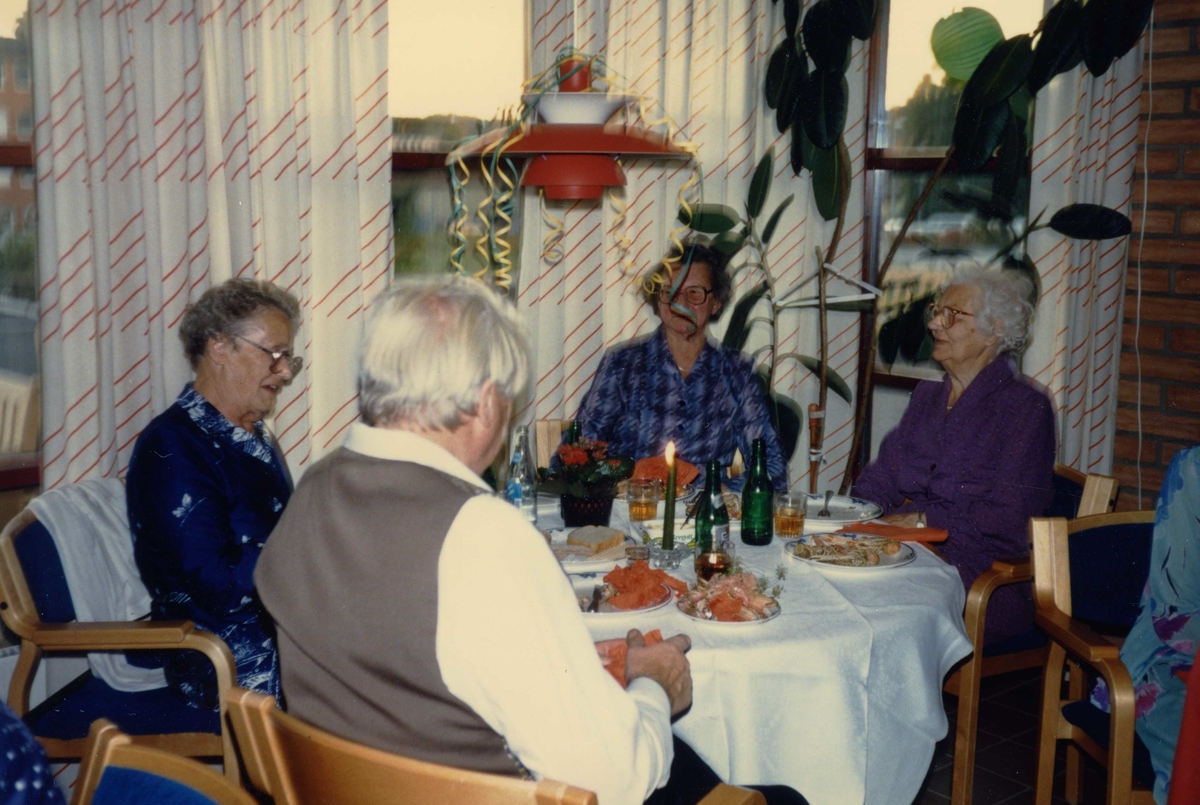 Fikastund i Brattåsgårdens café där girlanger hänger i taket, cirka 1986 - 1990. Från vänster: 1. Elin Jansson (1905 - 1991), 2. Okänd (ryggtavla), 3. Signe Johansson och 4. Alida Ekström.
