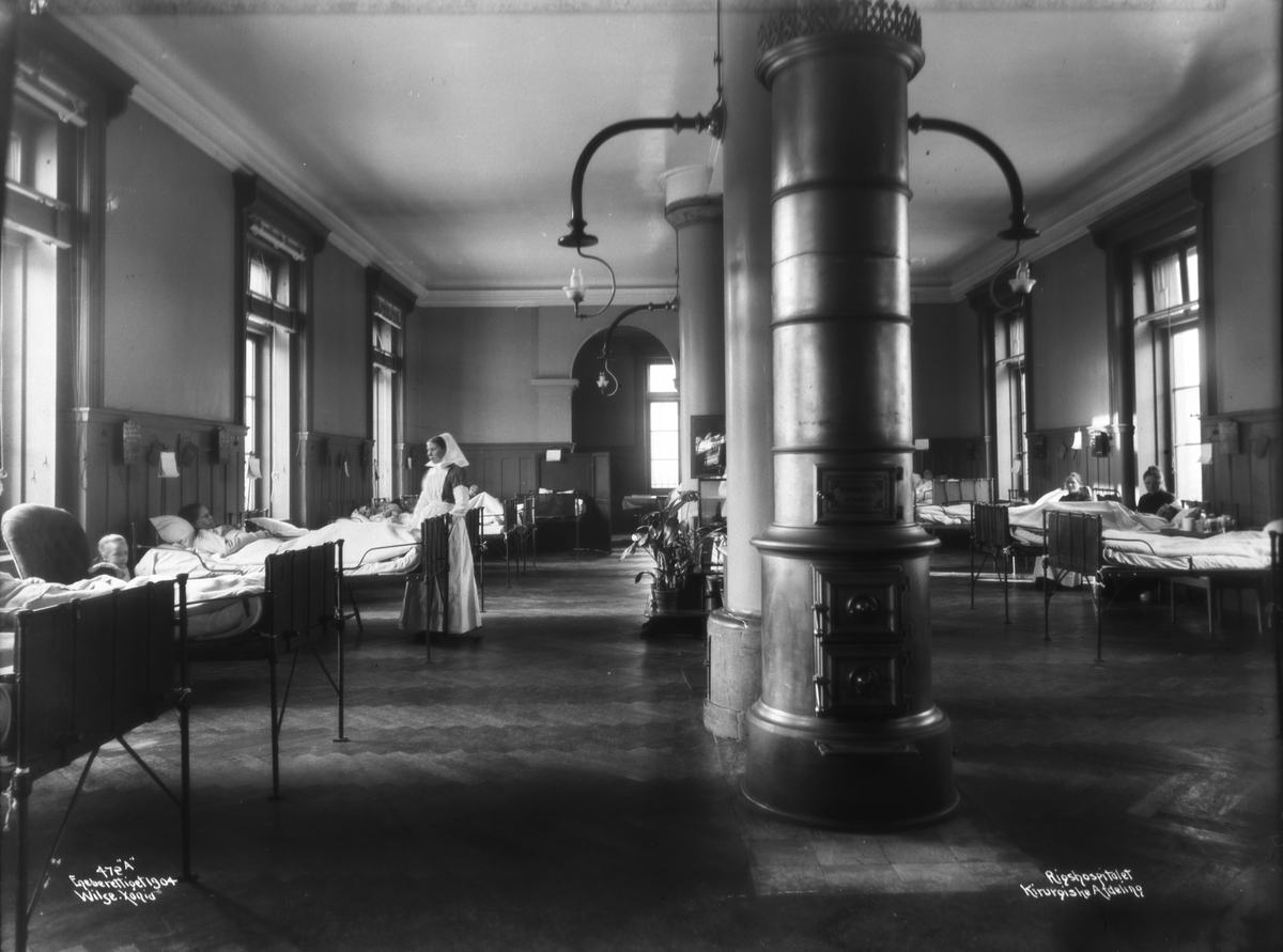 Sykesal på Rikshospitalet fotografert 1903-1904.