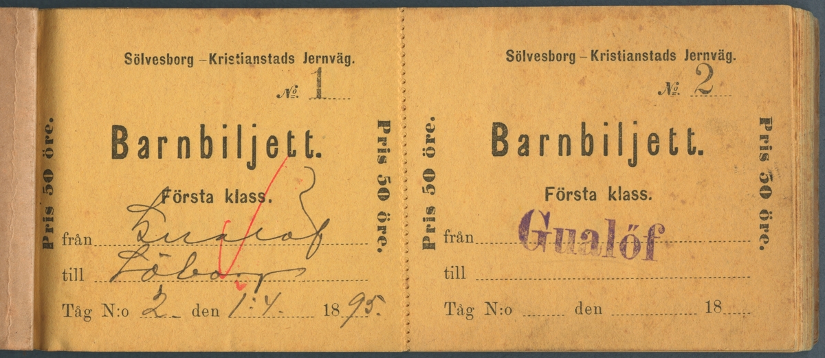 Biljettblock för barnbiljetter på Sölvesborg-Kristianstads järnväg. Blocket består av numrerade biljetter med en perforering i mitten. Ena delen är avriven. Längs kortsidorna står det "Pris 50 öre." Den första oanvända biljetten är nummer 2. Biljett nummer 1 utfärdades från Gualöf till Sölvesborg för tåg nummer 2 den 1/4 1895. Mitt på biljetten finns en röd bock. Biljett nummer 2 är stämplad "Gualöf".