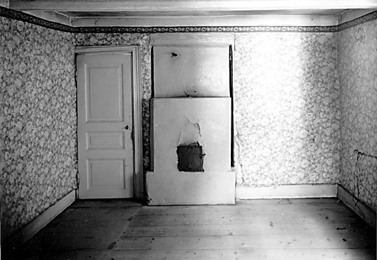 Kakelugn i kammaren, dörr till köket, Kaplansgården i Ytter Råby Lillhärad, Västerås.