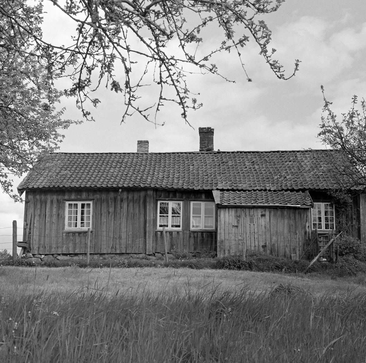 Bergedalen sagbruksarbeiderhjem på Solli i Østfold, ca en mil nord-vest for Sarpsborg. Sanne og Solli bruk bygde boliger til bruk for sine sagbruksarbeidere. Sagbruksarbeiderboliger. Hus.