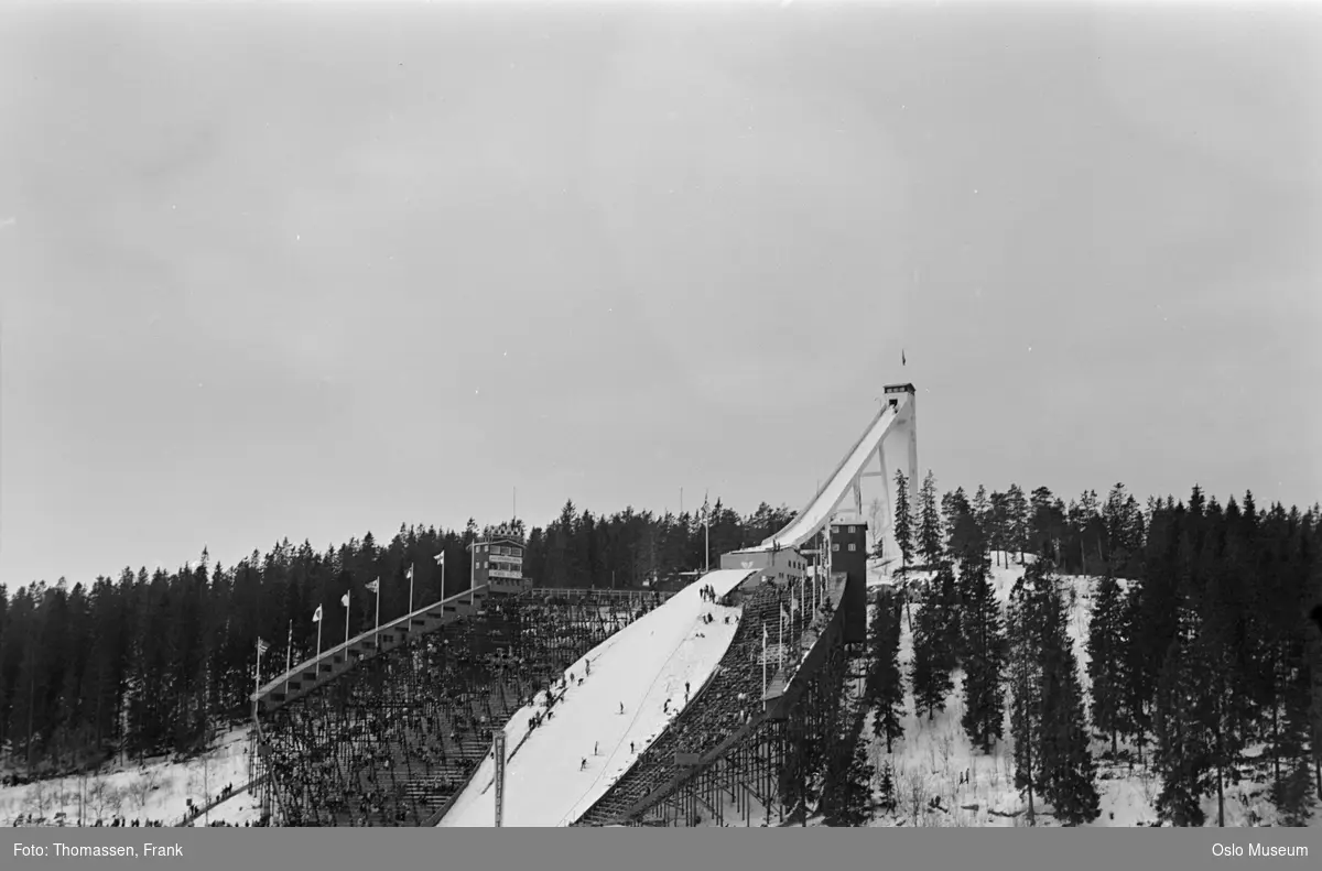 Holmenkollbakken, Holmenkollrennet, tribuner, publikum, skog, snø