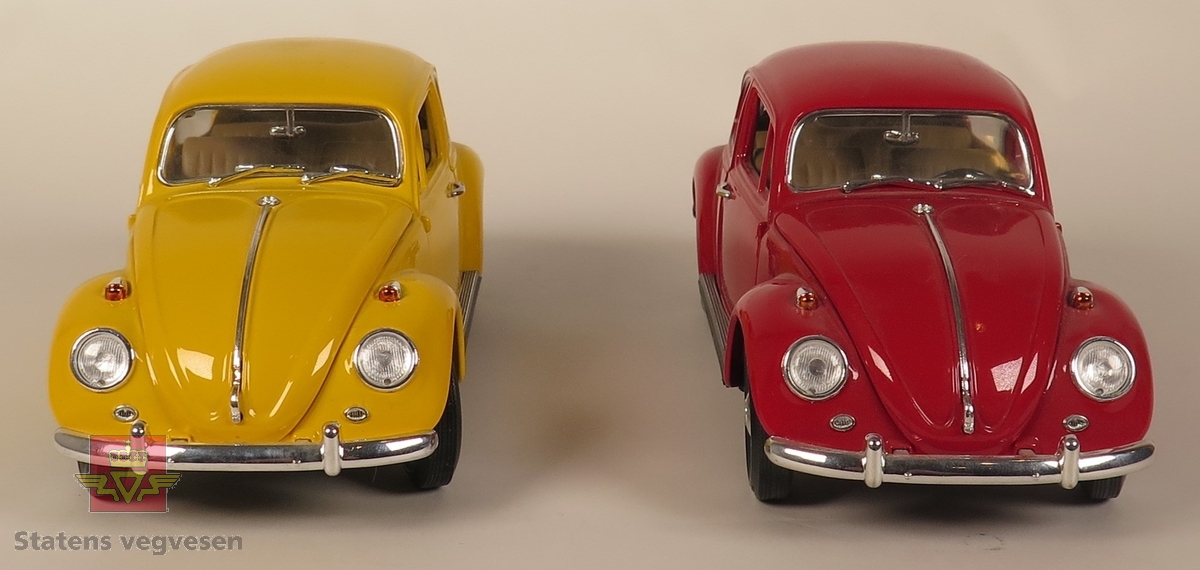 Samling av 2 modellbiler. det er en rød og en gul bil, begge to har dører, panser og bagasjelokk som kan åpnes og lukkes. Begge bilene er fra samme produsent og er laget av metall. Skala: 1/18