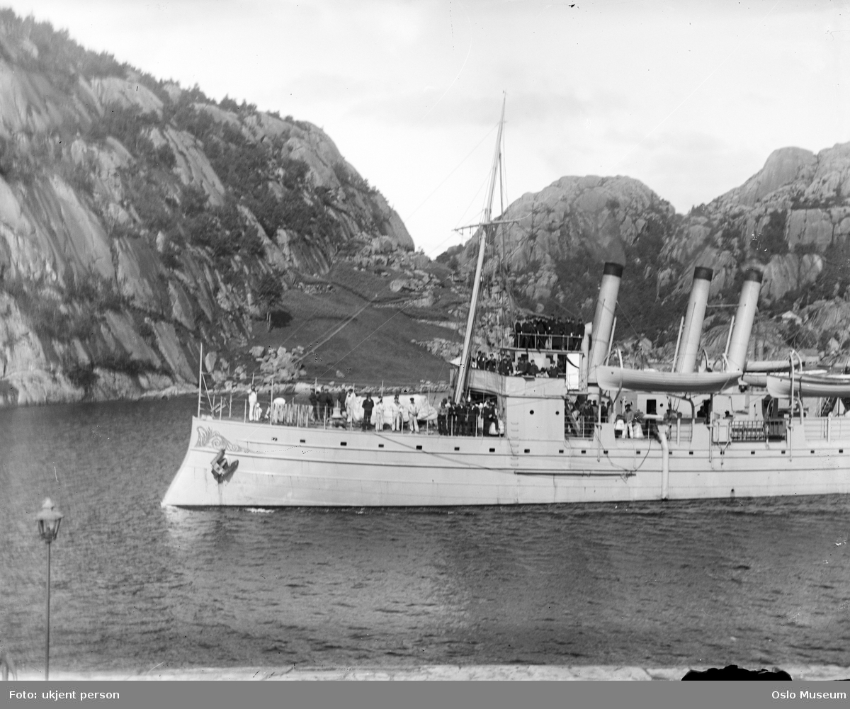 fjord, marinefartøy, kanonbåt "Sleipner", mennesker, berg