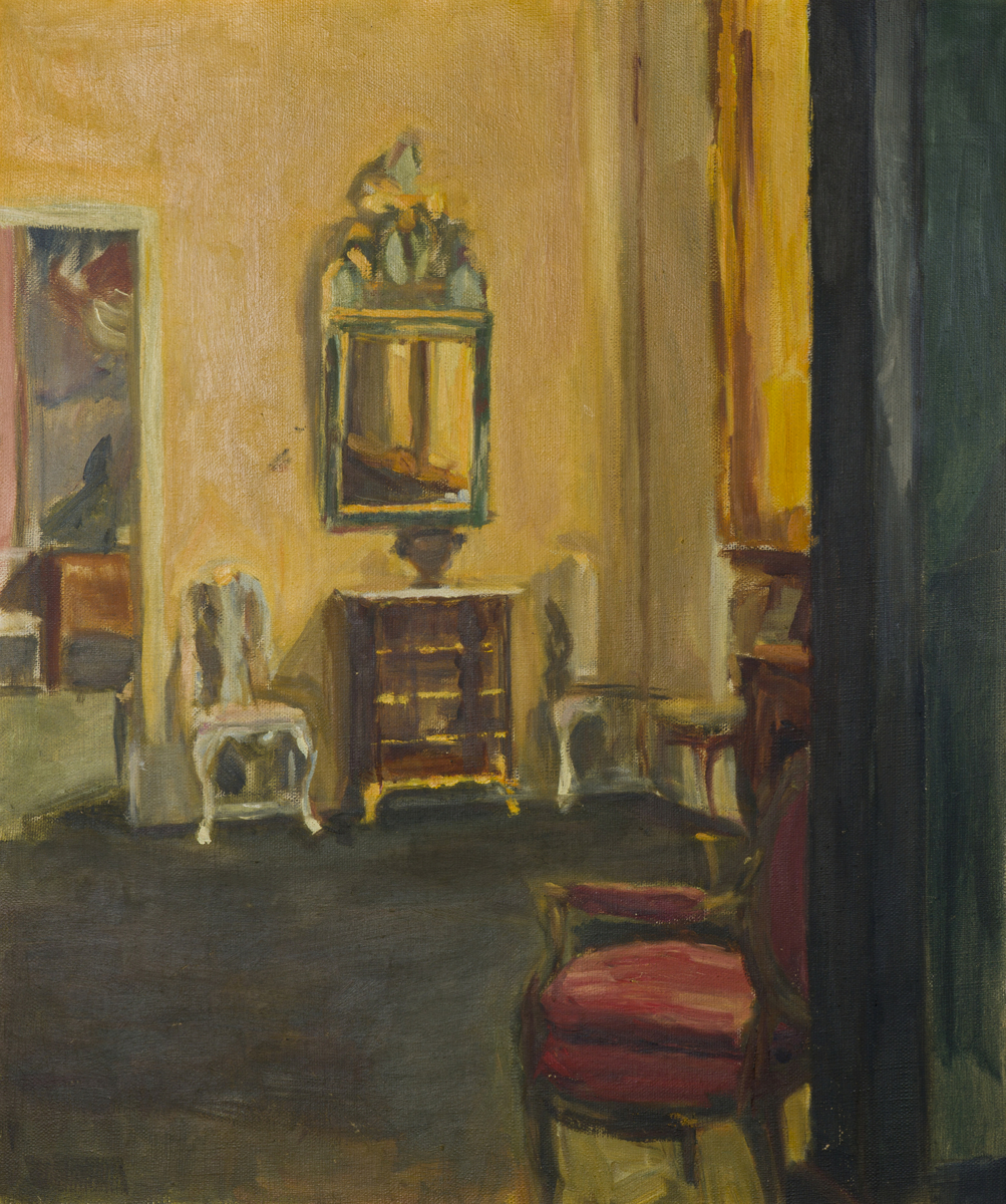 Interiør med gule vegger, speil, stoler og kommode.