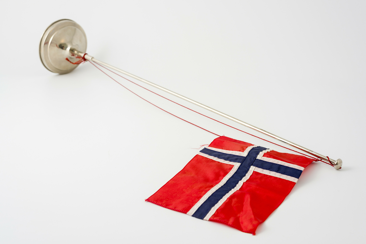 Bordflagg med norsk flagg, har tilhørt Sara Fabricius.