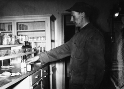 Einar Bakken leverer inn kisprøver til laboratoriebehandling