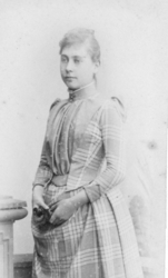 Henrikke Cathinka Hartwig i rutet kjole, 1890