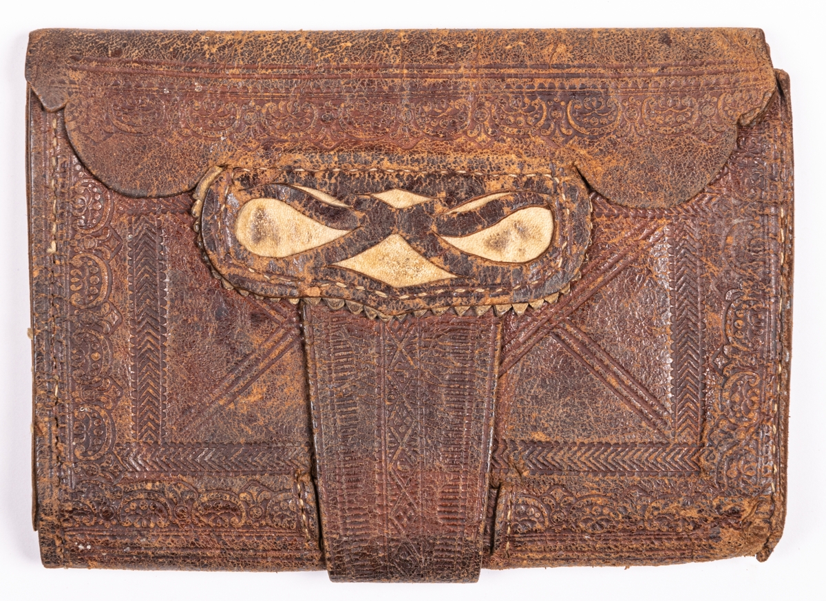 Plånbok av pressat läder, innehållande flera fack.