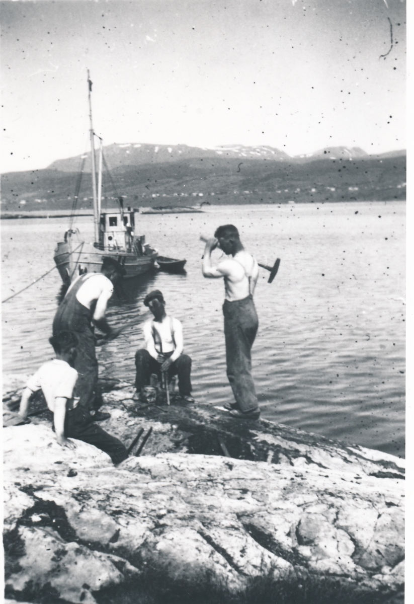 Menn som jobber for havnevesenet. Kvæfjord 1942