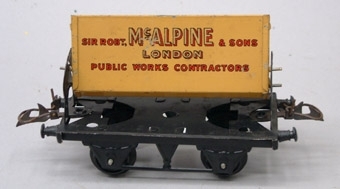 Gul tippvagn med svart underrede. Text på sidan:
"sir robt, Mc ALPINE & sons
LONDON
public works contractors"
