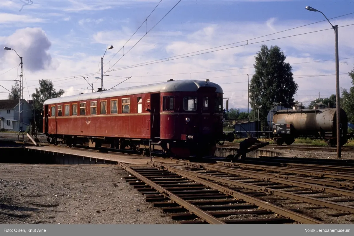 Dieselmotorvogn BM 86 25 på svingskiven utenfor lokomotivstallen på Kongsberg stasjon