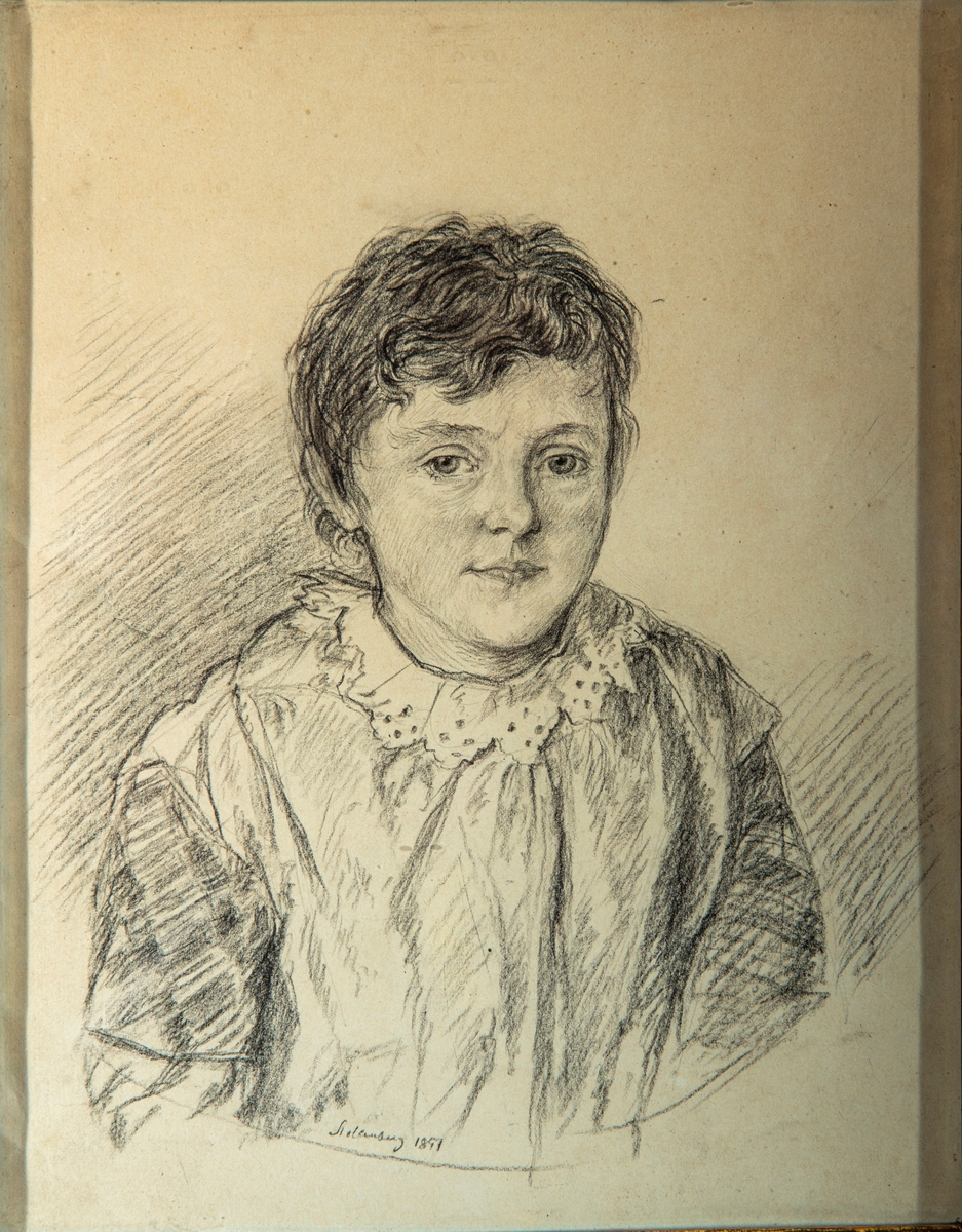 Portrett av gutt, brystbilde, vendt svakt mot høyre med blikket mot betrakter.