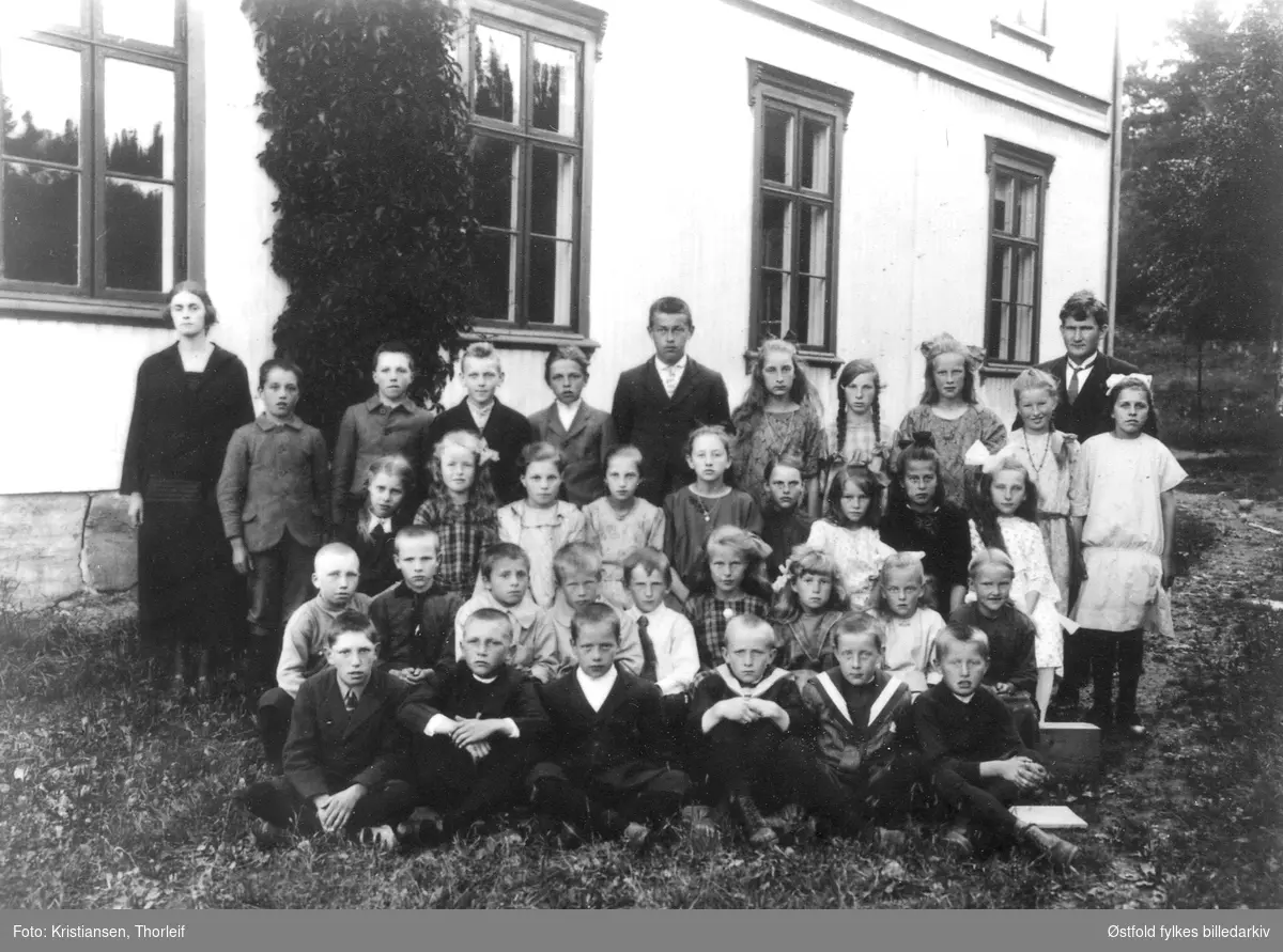 Hvammer skole i Trøgstad 1924 med lærerne Marie Jørgensen og Are Laurak. Navneliste med plassering se bakside av fotokort.