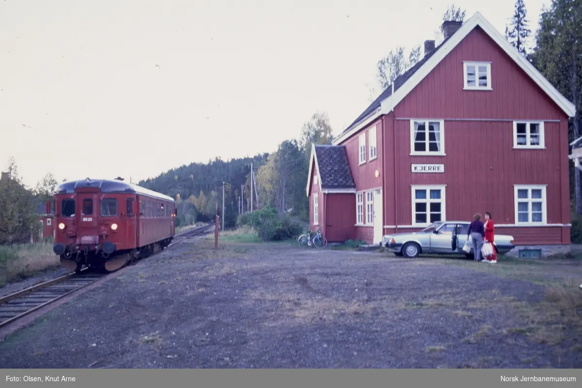 Dieselmotorvogn BM 86 20 med persontog fra Kongsberg til Rødberg på Kjerre holdeplass