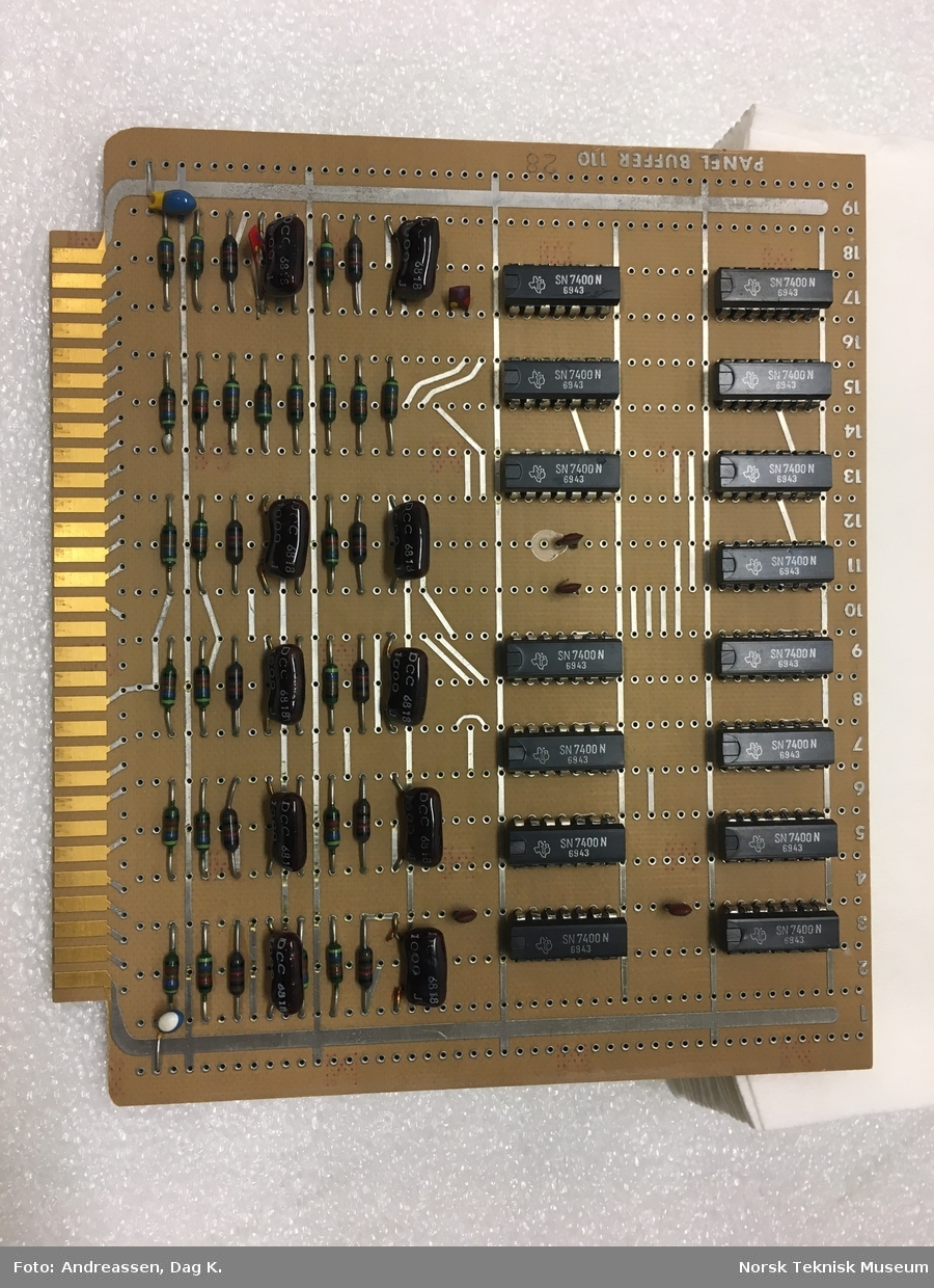 Kretskort med påloddede transistorer og IC-komponenter